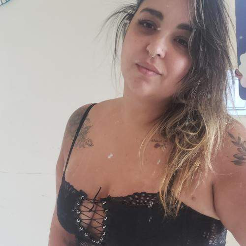 Devote Frau sucht Sex und Gesellschaft